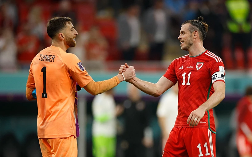 נפרדו בתיקו: גארת' בייל הוולשי לוחץ ידיים עם מאט טרנר האמריקני