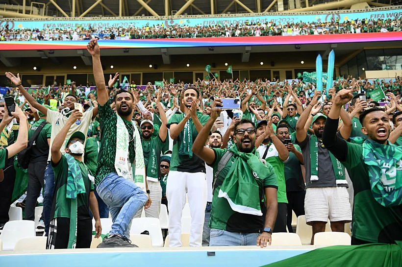 האוהדים כבר ביציעים