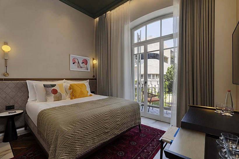 מלון אלברטו. חדר דלקס עם מרפסת, צילום: אסף פינצ'וק