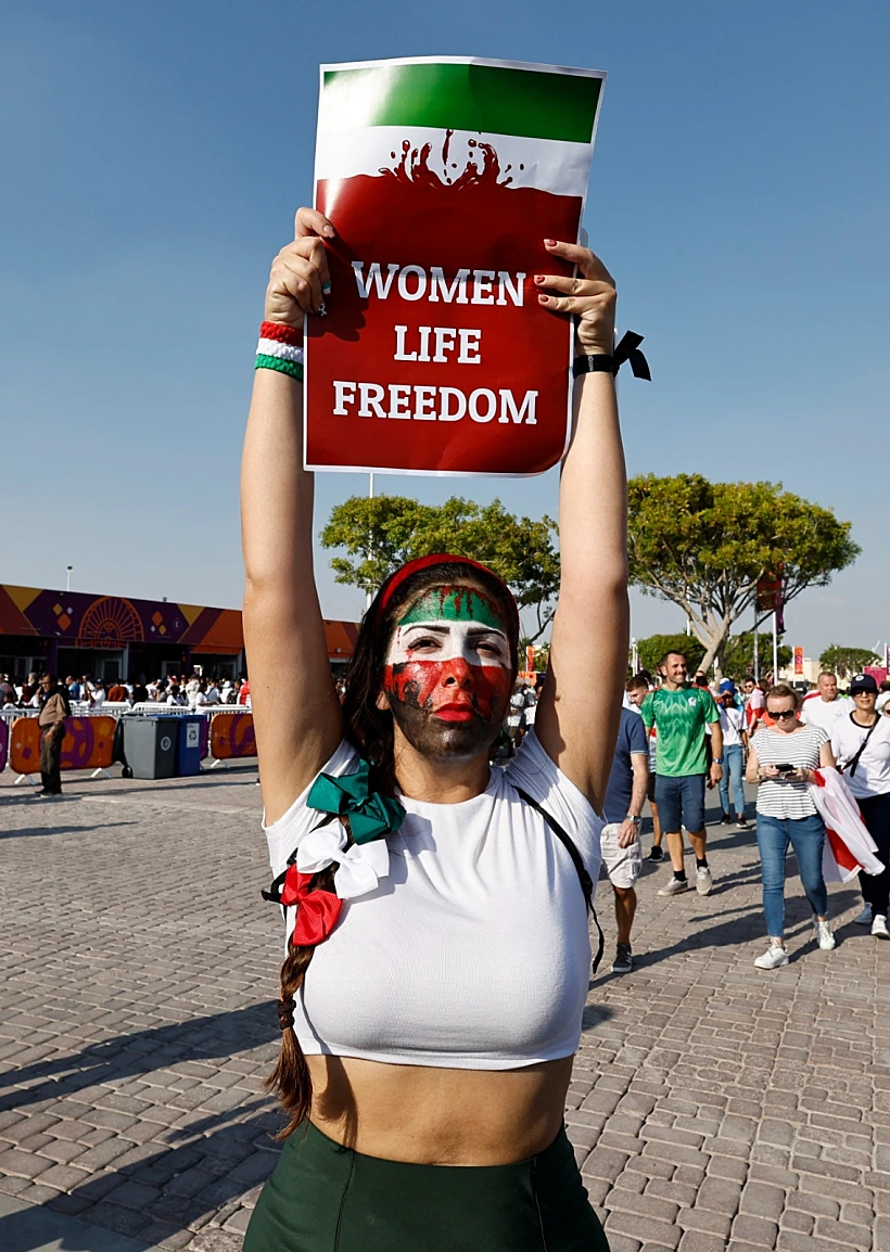 אוהדת איראנית מביע מחאה בקטר
