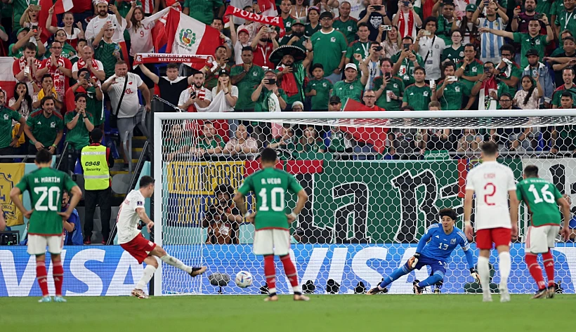 לבנדובסקי מחמיץ את הפנדל של פולין