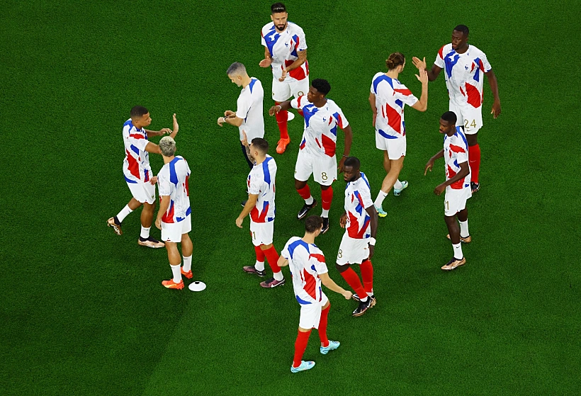 נבחרת צרפת בחימום לקראת המשחק מונדיאל 2022 קטר