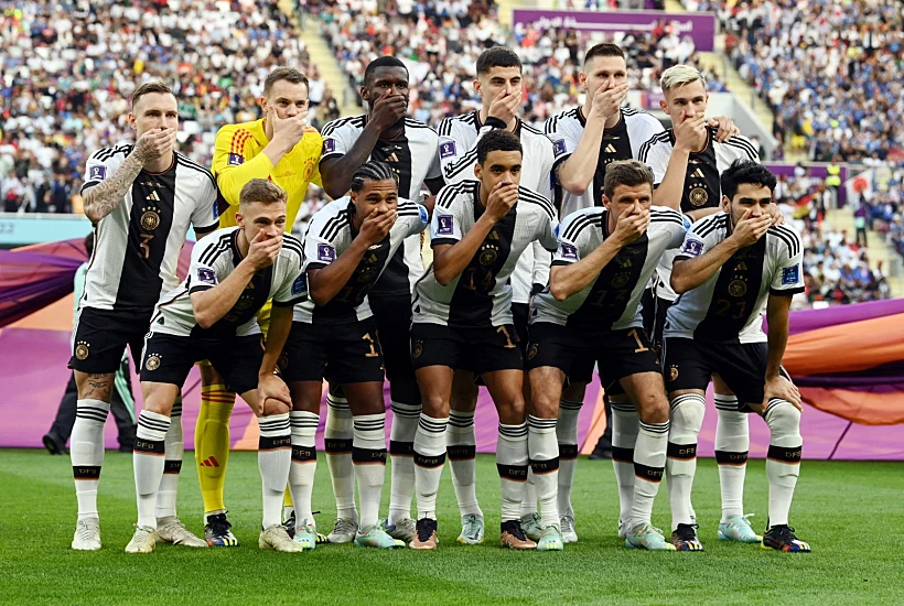 שחקני נבחרת גרמניה מכסים את פיהם כאות מחאה על היעדר חופש הביטוי בקטר