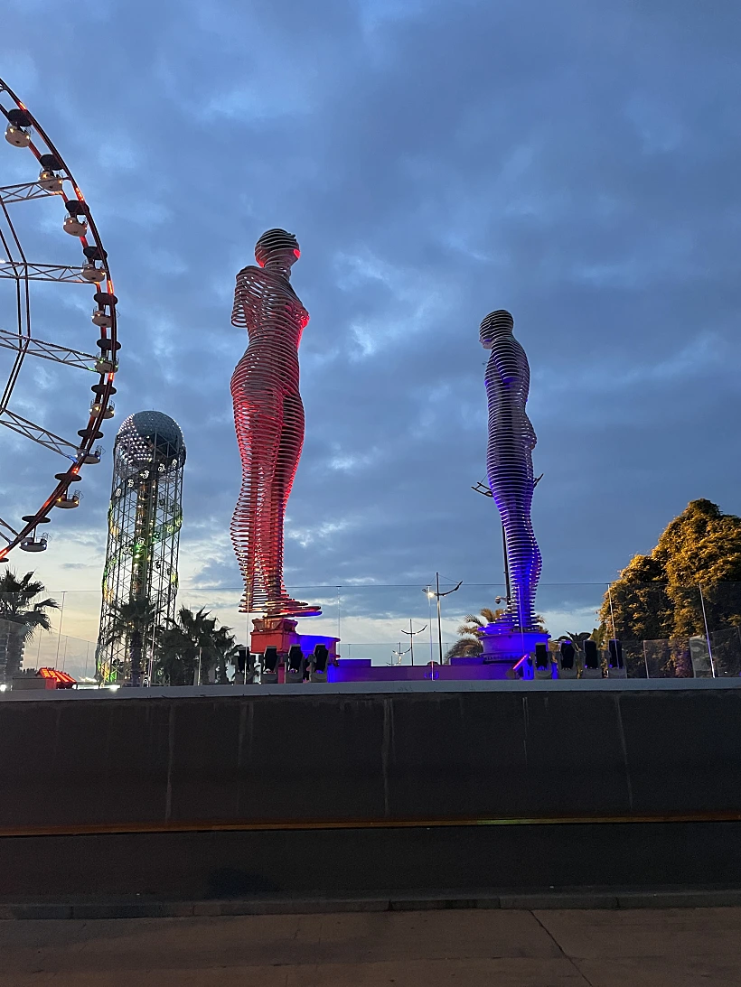 פסל האוהבים עלי ונינו בבאטומי