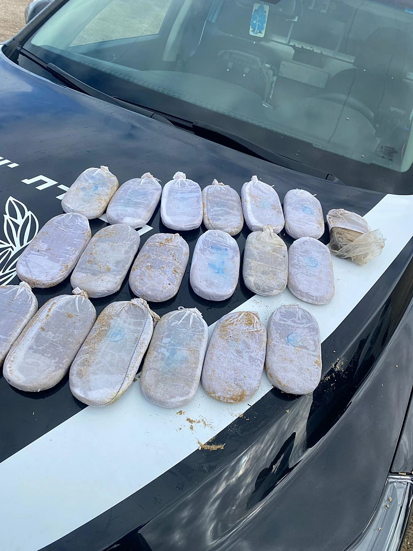 סמים שאותרו באחד מחופי הים בגזרת מחוז חוף