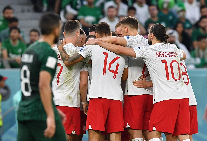 הפולנים חוגגים את השער הראשון מול הסעודים