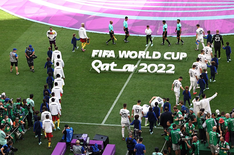 קמרון סרביה עולות על המגרש