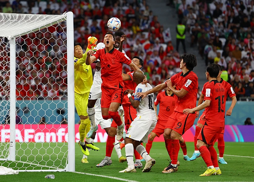 שחקני נבחרת דרום קוריאה סמוך לשער של גאנה