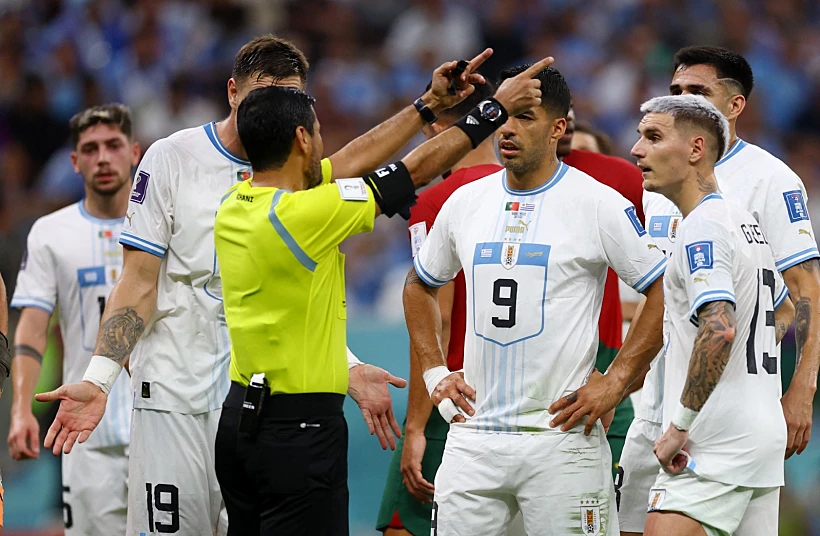 שחקני אורוגוואי מתווכחים עם השופט, פורטוגל, מונדיאל 2022 קטר