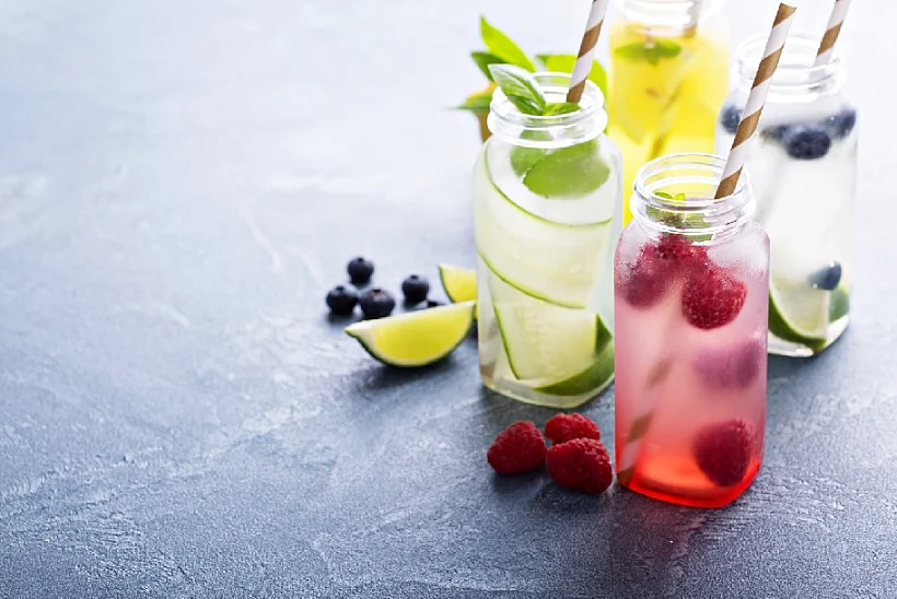 מים עם פירות