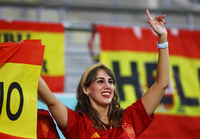 אוהדת ספרד לפני המשחק מונדיאל 2022 בקטר