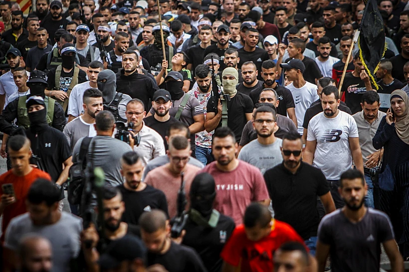 חמושים ופעילים של הג'יהאד האיסלאמי בהלווית אחד מחברי הארגון. תמונת ארכיון