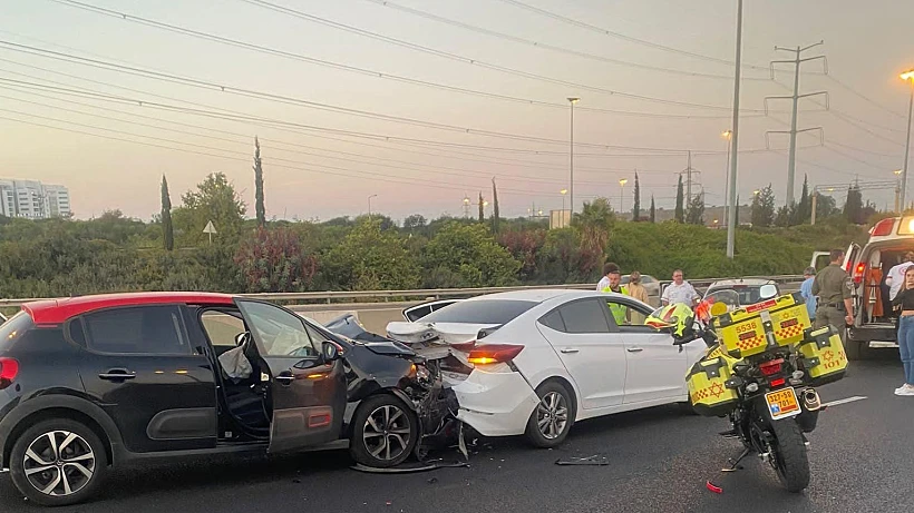 זירת התאונה בכביש 4 סמוך למחלף השבעה