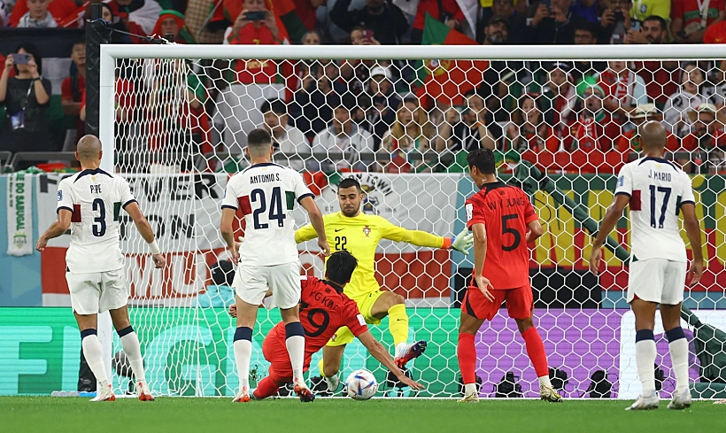 יונג וון קים כובש את שער השוויון של דרום קוריאה מול פורטוגל