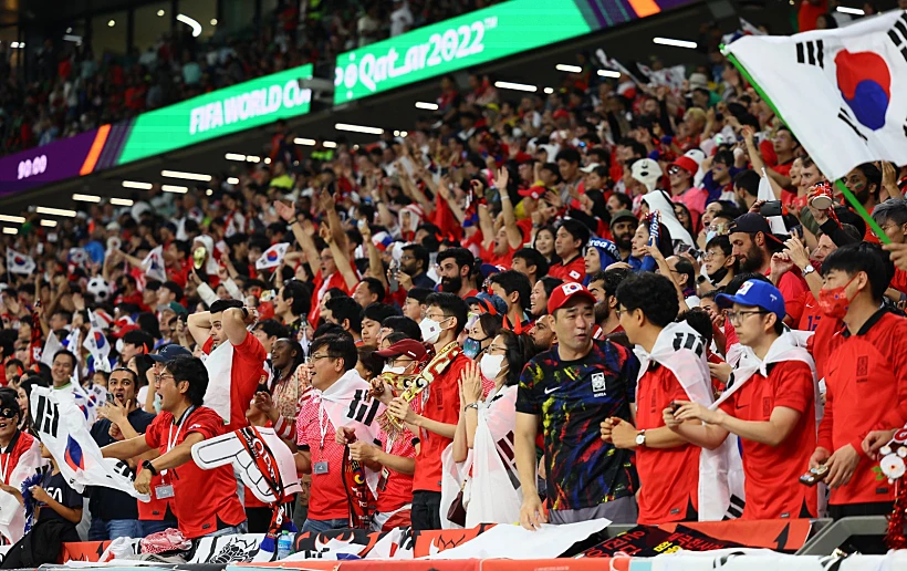 אוהדי דרום קוריאה חוגגים את השער השני מול פורטוגל