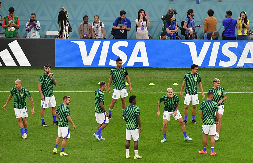 שחקני נבחרת ברזיל בחימום לפני המשחק מול קמרון