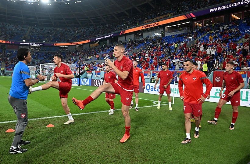 שחקני נבחרת סרביה בחימום לפני המשחק מול שווייץ