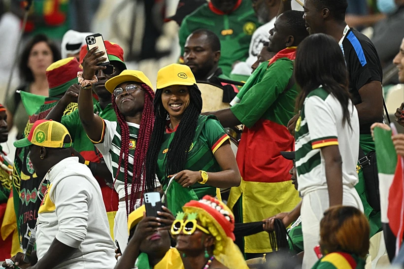 אוהדי נבחרת קמרון ביציע לפני המשחק מול ברזיל