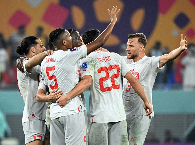שחקני נבחרת שווייץ חוגגים את ההעפלה לשמינית הגמר אחרי הניצחון על סרביה