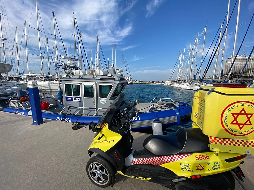 האיש הובא לחבירה עם צוות מד''א במרינה בת''א