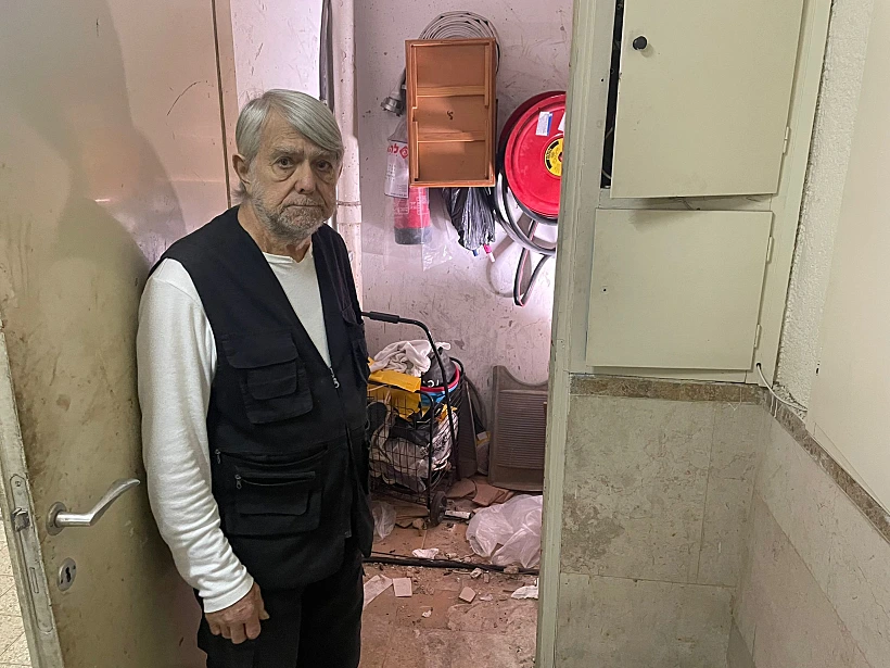 שלמה בכר לצד המחסן בו נמצאה מרים