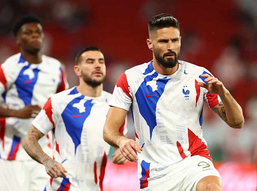 שחקני נבחרת צרפת בחימום לפני המשחק מול פולין