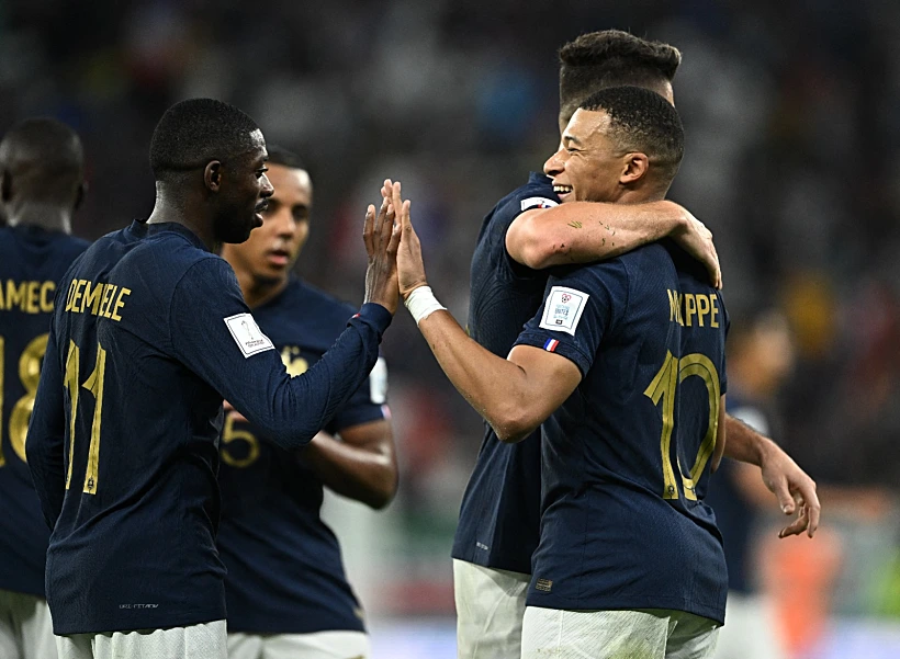 שחקני צרפת חוגגים את השער השני מול פולין מונדיאל 2022 בקטר