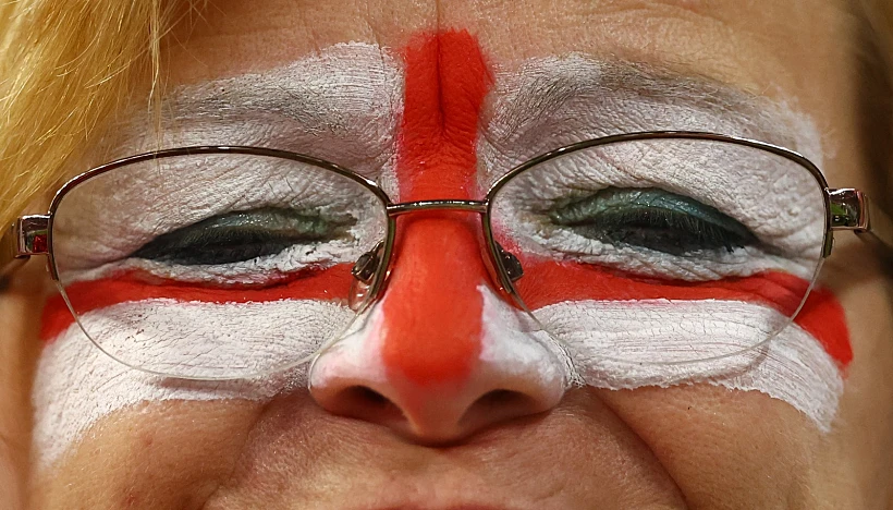 אוהדת נבחרת אנגליה לפני המשחק מול סנגל