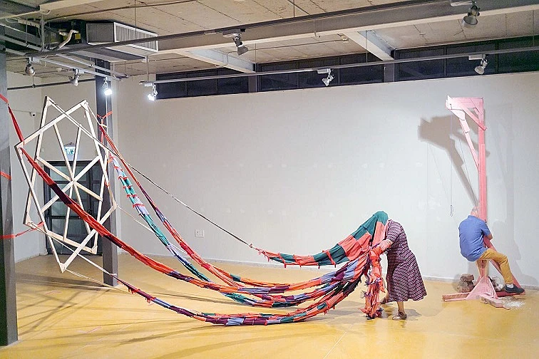 גילי אבישר, פרט מתוך מיצג בתערוכתו נא בפירמידה. צילום רועי כהן