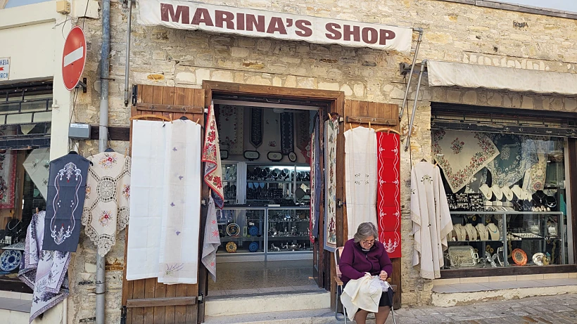 רוקמת תחרה בכפר לפקרה Lefkara