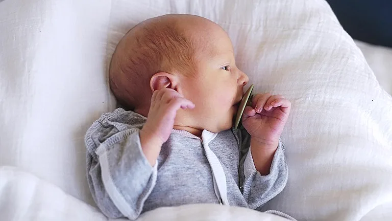 המציצה יכולה להרגיע את התינוק