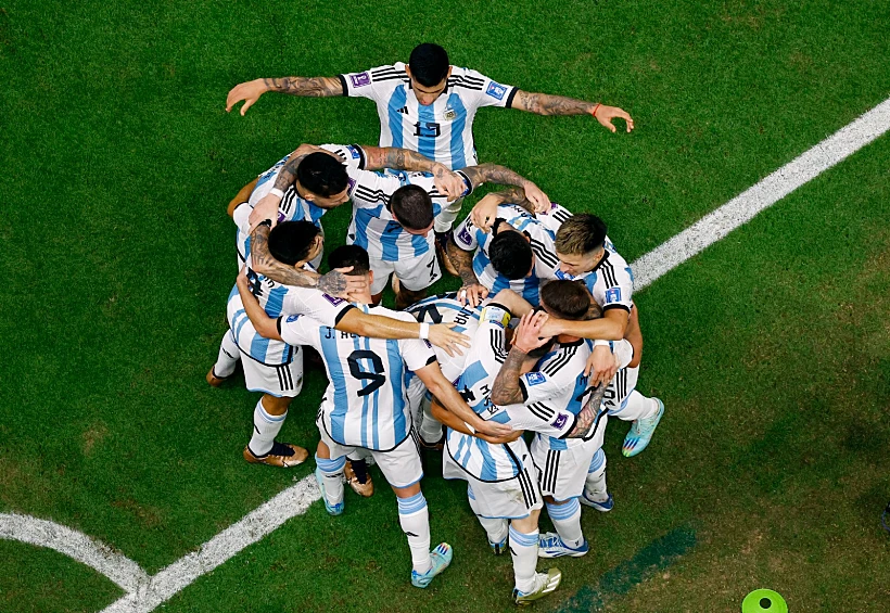 נבחרת ארגנטינה חוגגת שער של מולינה