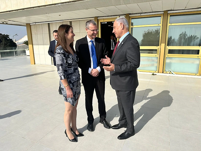 בנימין נתניהו עם יריב לוין ורעייתו ביום בחירת יו''ר הכנסת