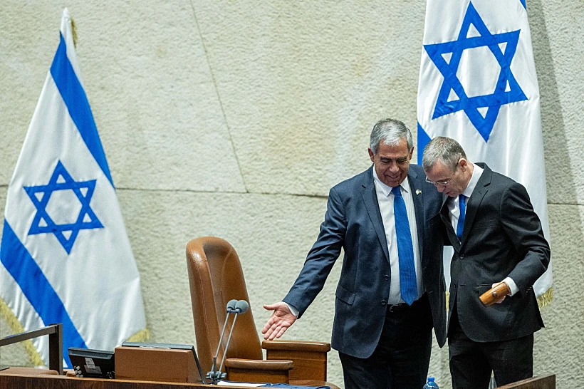 מיקי לוי מפנה ליריב לוין את כס יו''ר הכנסת