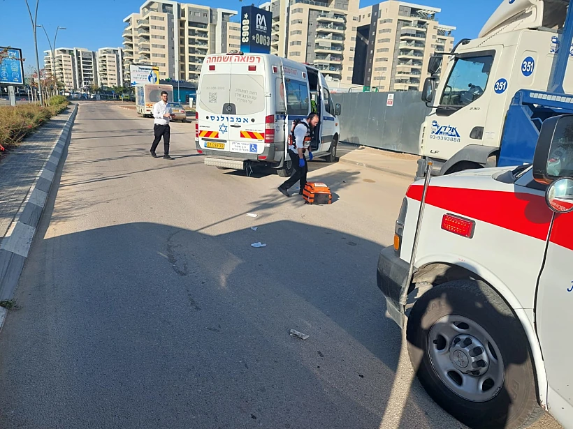 זירת התאונה בקריית גת, אמבולנס