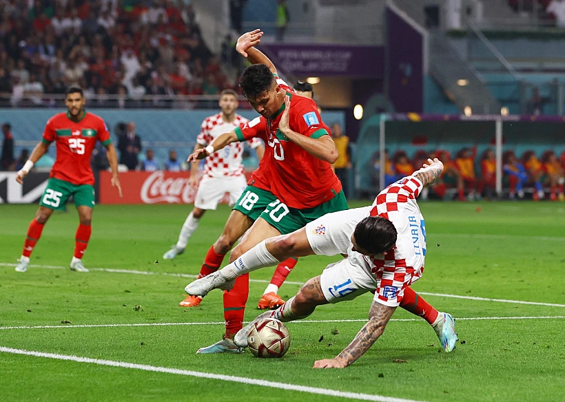 שארף דארי המרוקני ומרקו ליבאיה הקרטואטי נאבקים על הכדור