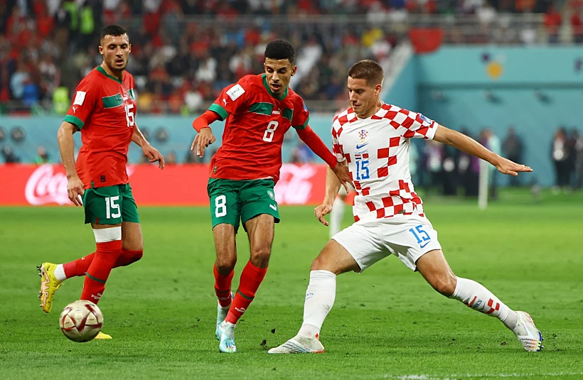 מריו פסאליק הקרואטי מול שחקני נבחרת מרוקו