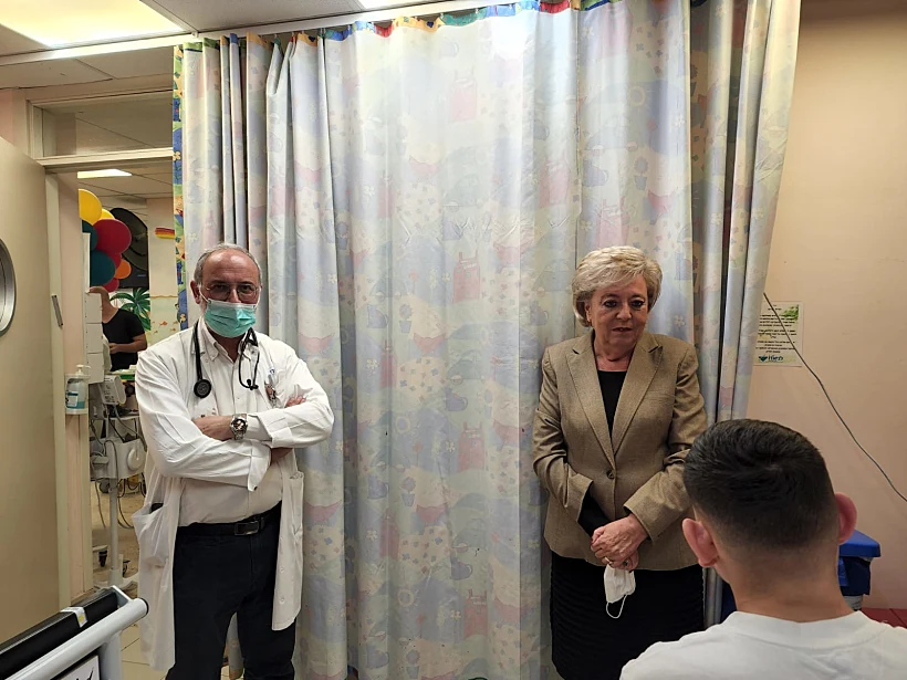 ראש עיריית נתניה מרים פיירברג מבקרת בביה''ח את הנער שנדקר בבי''ס