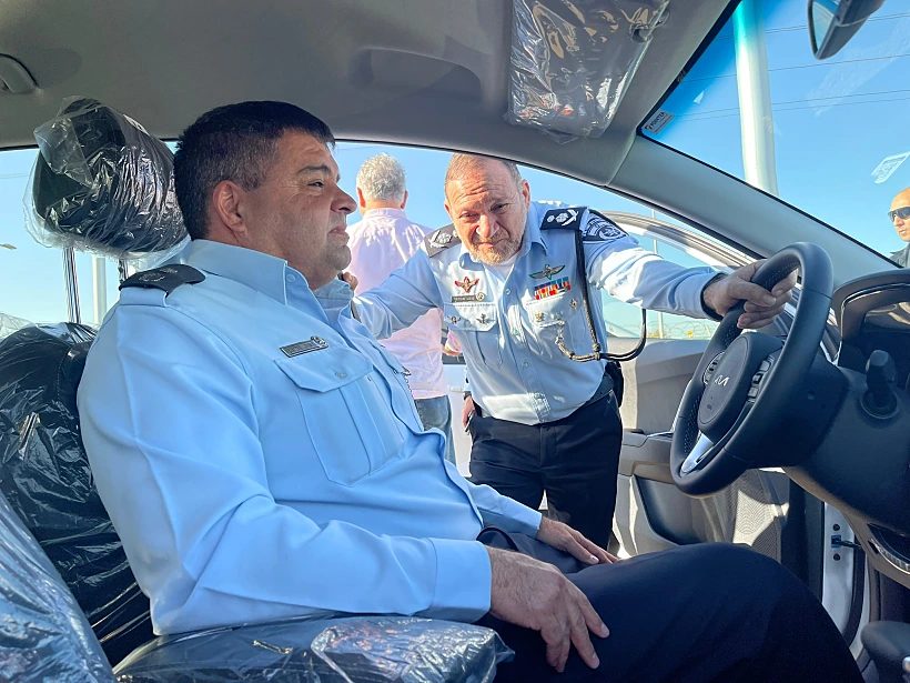 המפכ''ל קובי שבתאי בטקס הענקת רכבים היברידיים למפקדי התחנות