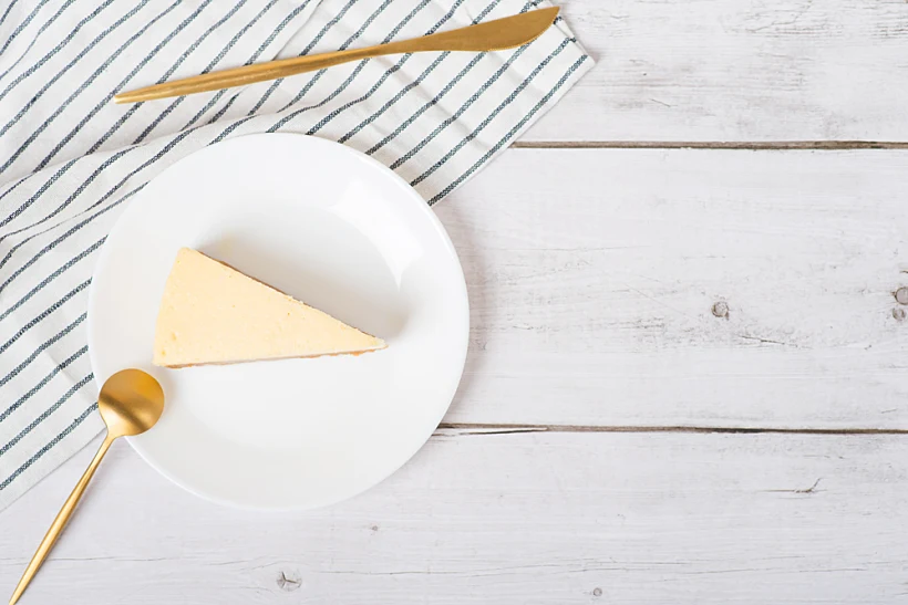Classic,cheesecake,on,a,white,wooden,table.,new,york,cheesecake