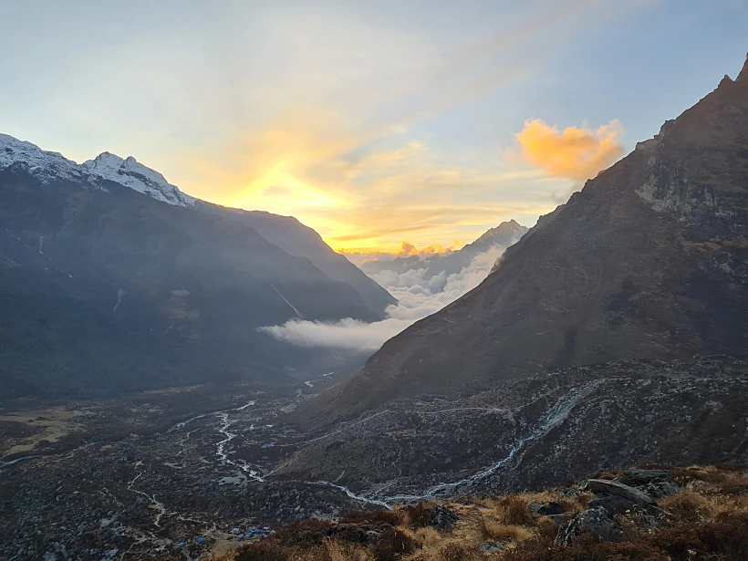 זריחה בנפאל. ינינה זסלבסקי אפק