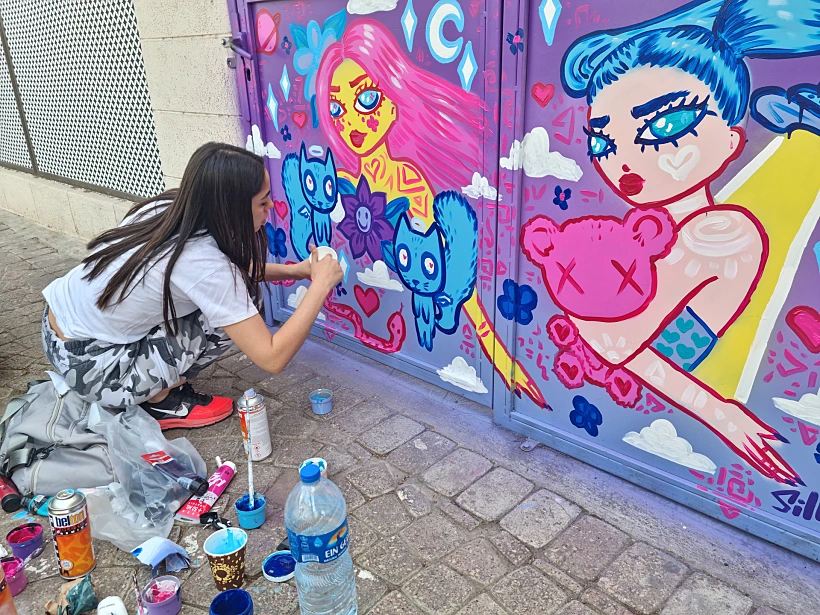 אמנית בפעולה בנחלת בנימין. צילום: דינה שגב