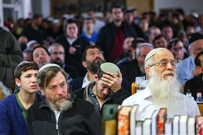 משתתפים בהלווייתו של הרב חיים דרוקמן