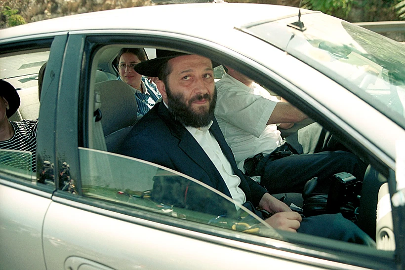 אריה דרעי בדרכו לכלא מעשיהו לאחר שהורשע בשנת 2000