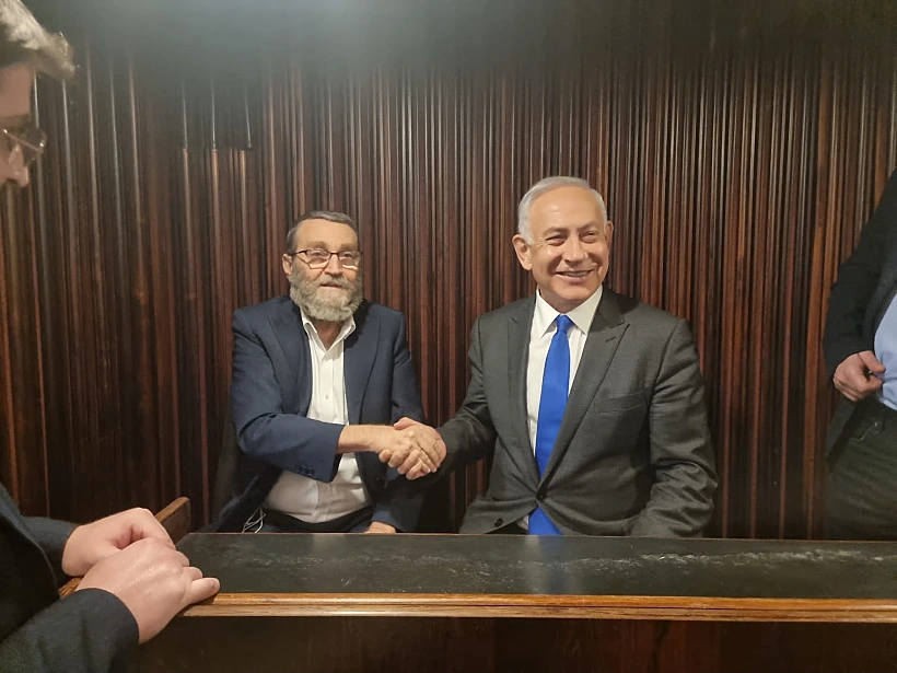 בנימין נתניהו ומשה גפני חותמים על ההסכם הקואליציוני בין הליכוד לדגל התורה