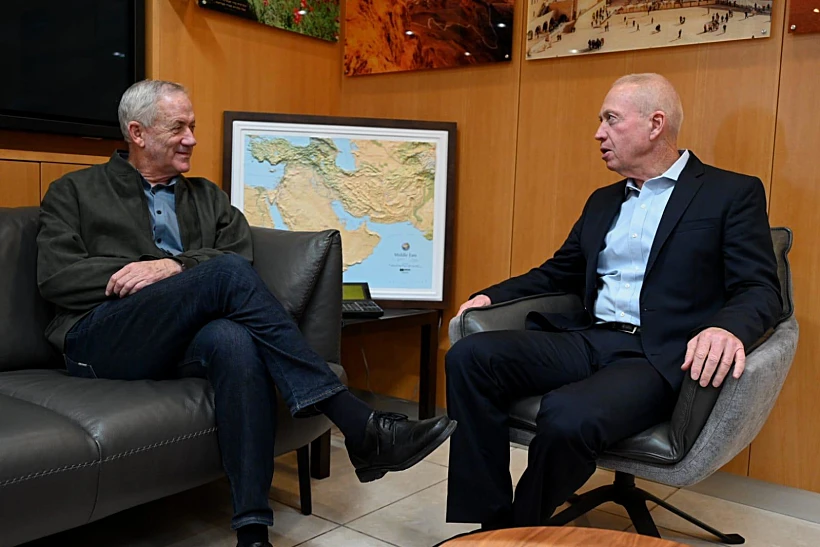 פגישת החפיפה בין גנץ לגלנט בלשכת שר הביטחון בקריה