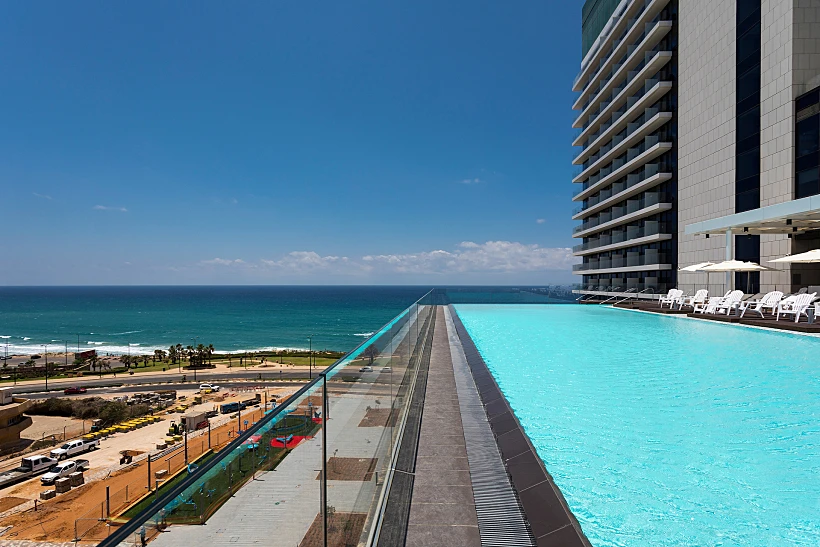 בריכת האינפיניטי במלון VERT לגון. צילום: רועי מזרחי