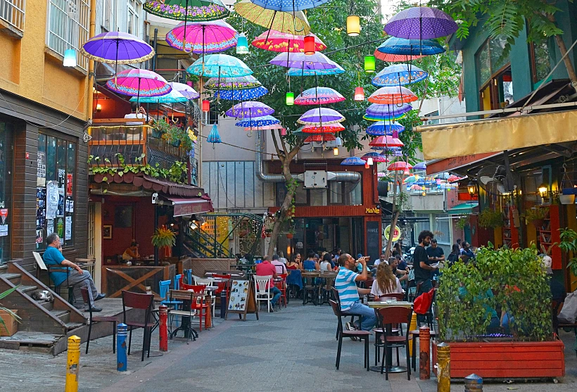 מטריות בברובע Kadakoy, איסטנבול Istanbul,,turkey, ,september,18th,2020.,colourful,umbrellas,hang,from