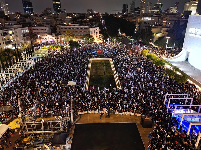 רבבות מפגינים בכיכר הבימה