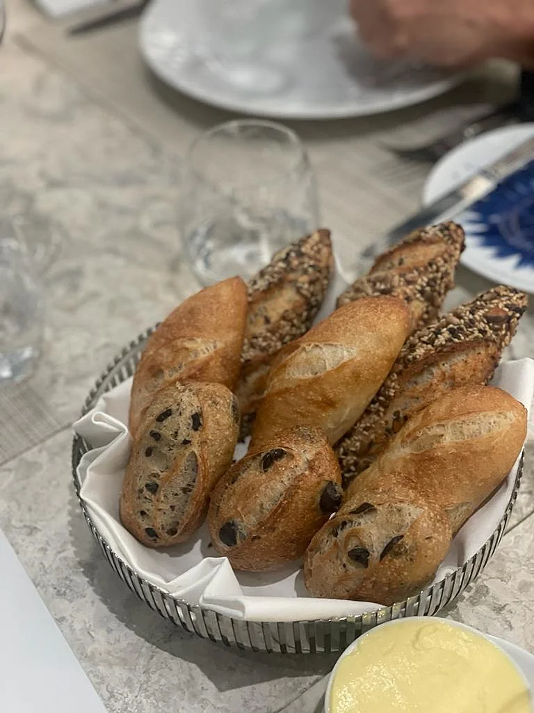 לחמניות מחמצת וחמאה צהובה